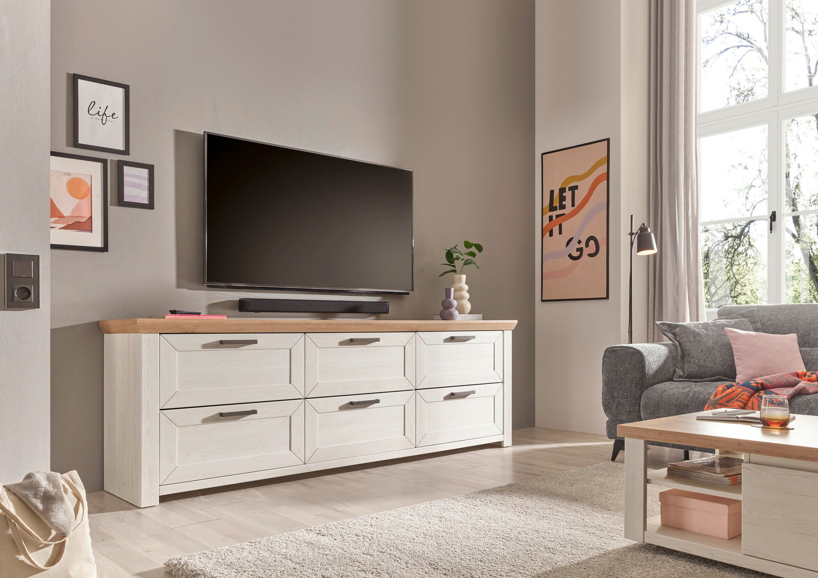 Set one by Musterring Sideboard SET ONE YORK Weißes Sideboard mit Holzplatte in einem modernen Wohnzimmer, seitliche Perspektive