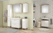 Een moderne badkamer met een keramische wastafel, een spiegel en witte kasten, gezien vanuit het perspectief van iemand die in de ruimte staat.