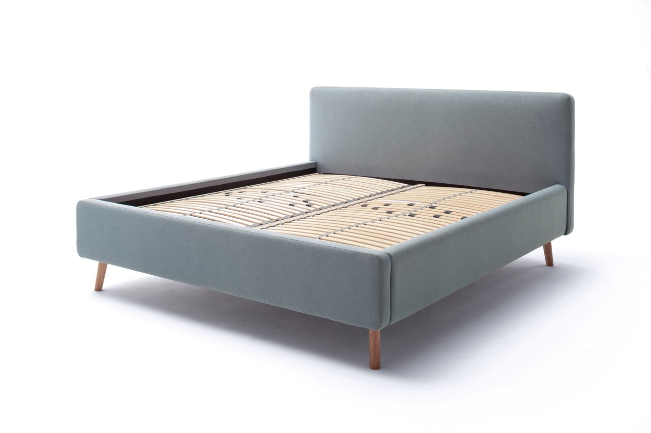 Polsterbett in hellgrauem Stoff mit Holzlattenrost, seitliche Perspektive