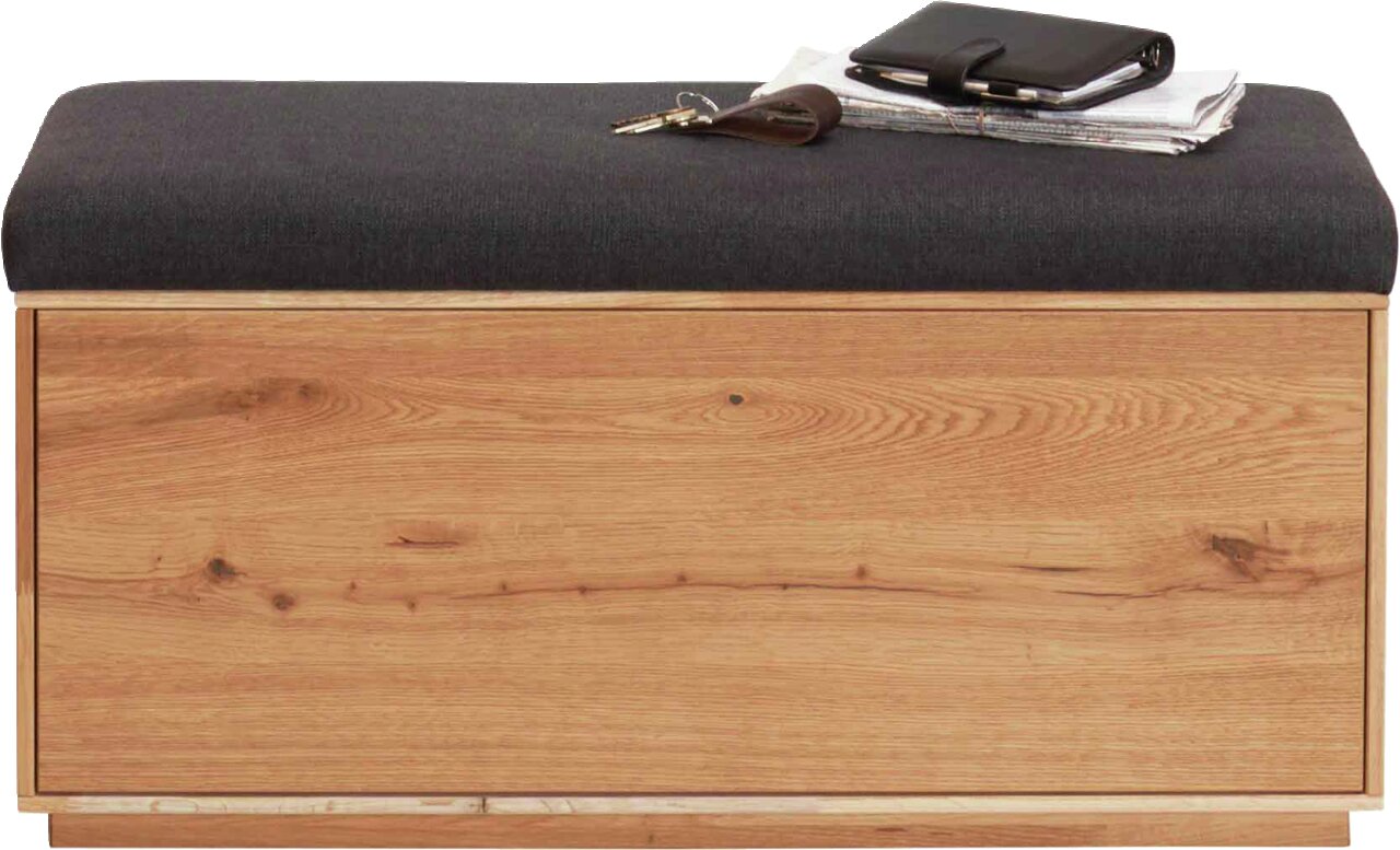 Garderobenbank aus Holz mit gepolsterter Sitzfläche in dunklem Stoff, seitliche Perspektive