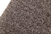 Nahaufnahme aus schräger Draufsicht auf die strukturierte Oberfläche eines braun-beige melierten Teppichs/Teppichbodens mit grober Schlingenwebung.