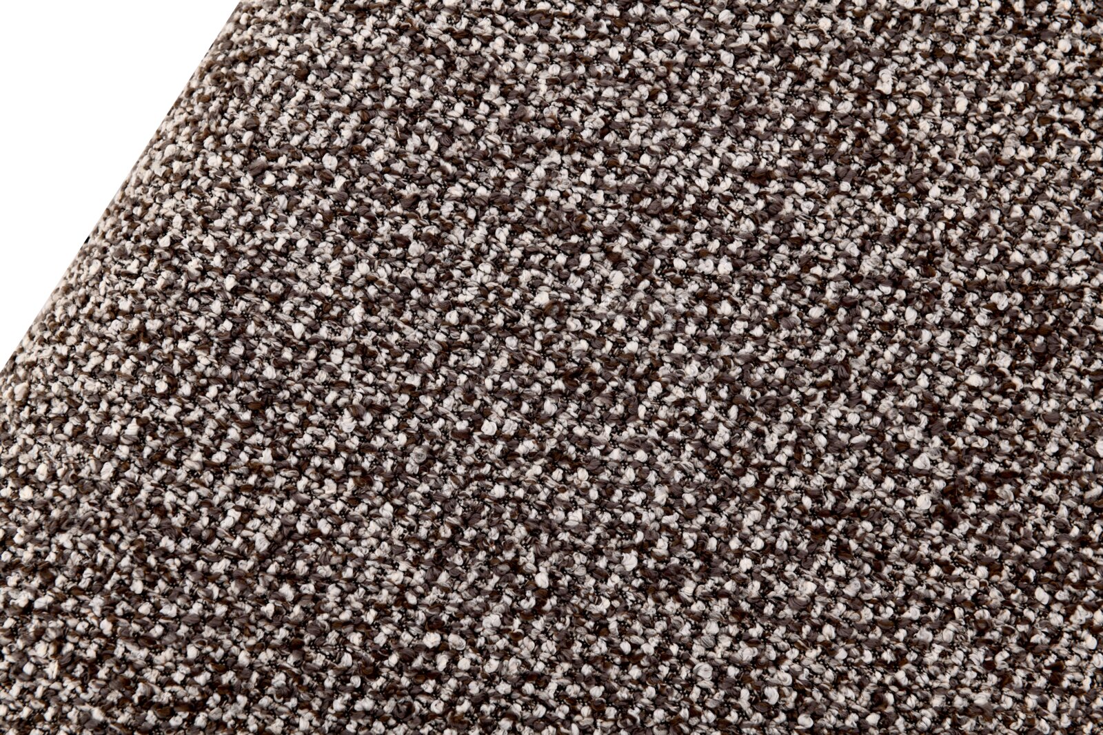 Nahaufnahme aus schräger Draufsicht auf die strukturierte Oberfläche eines braun-beige melierten Teppichs/Teppichbodens mit grober Schlingenwebung.