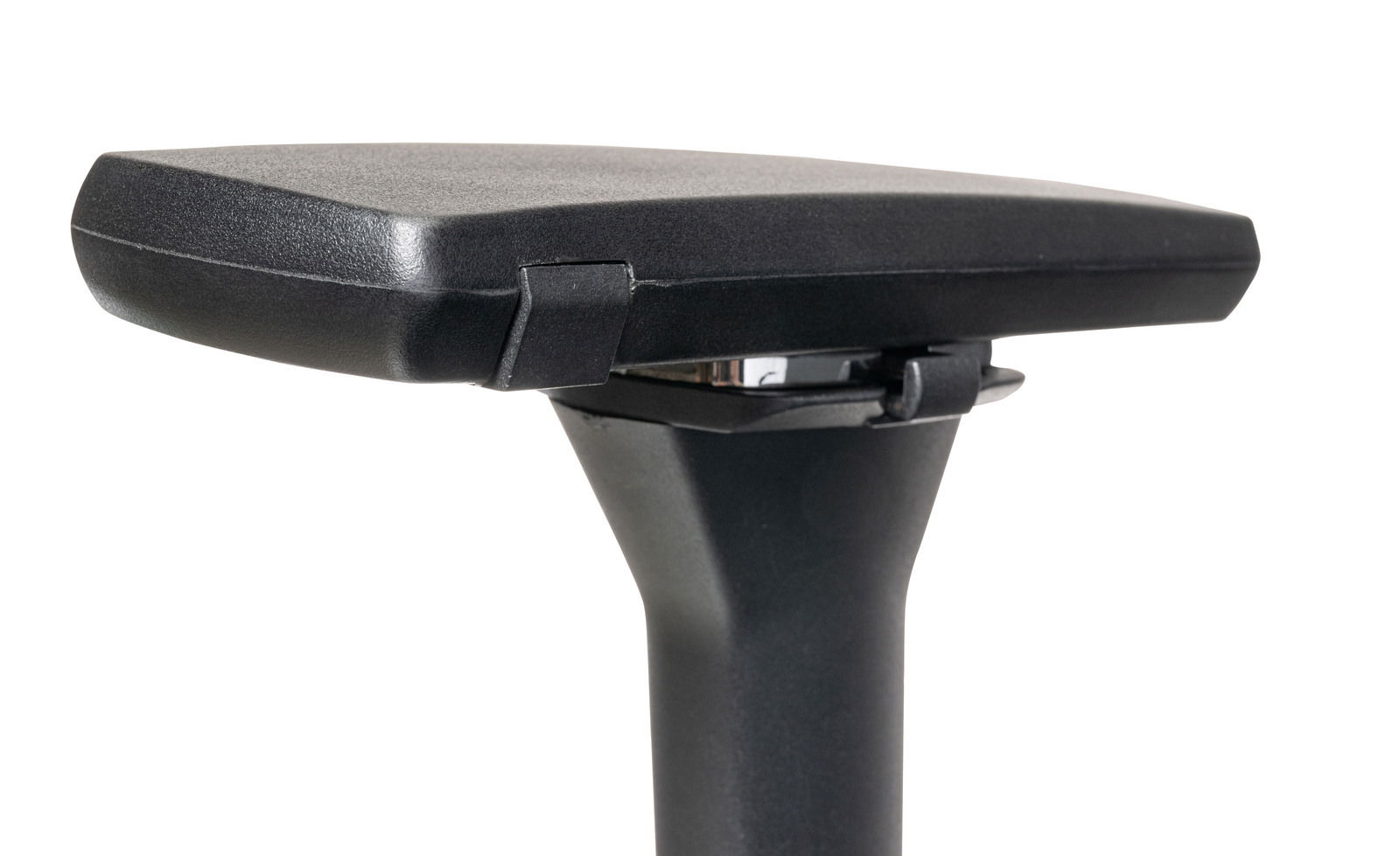 Nahaufnahme einer schwarzen Armlehne eines Chefsessels, seitliche Perspektive