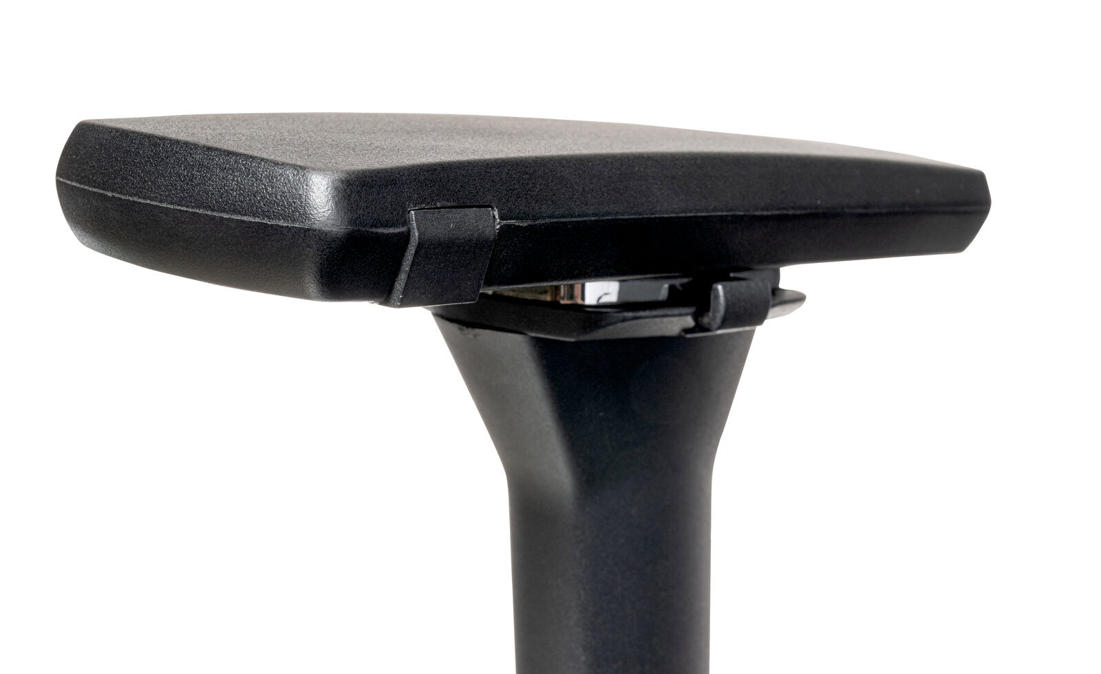 Nahaufnahme einer schwarzen Armlehne eines Chefsessels, seitliche Perspektive