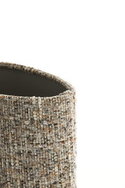 Nahaufnahme eines strukturierten Lampenschirms mit gewebtem Stoff in neutralen Tönen, seitliche Perspektive