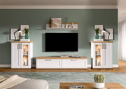 Wohnkombination in modernem Design mit weißem Holz und naturfarbenen Akzenten, bestehend aus zwei Vitrinen, einem TV-Board und einem Wandregal, frontal betrachtet.