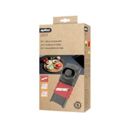 Zyliss 4-in-1 Hobel und Reibe (Slicer and Grater) in Verpackung, schräg von vorn/rechts fotografiert, mit abgebildeten Einsätzen und Gemüse-Scheiben auf Schneidebrett