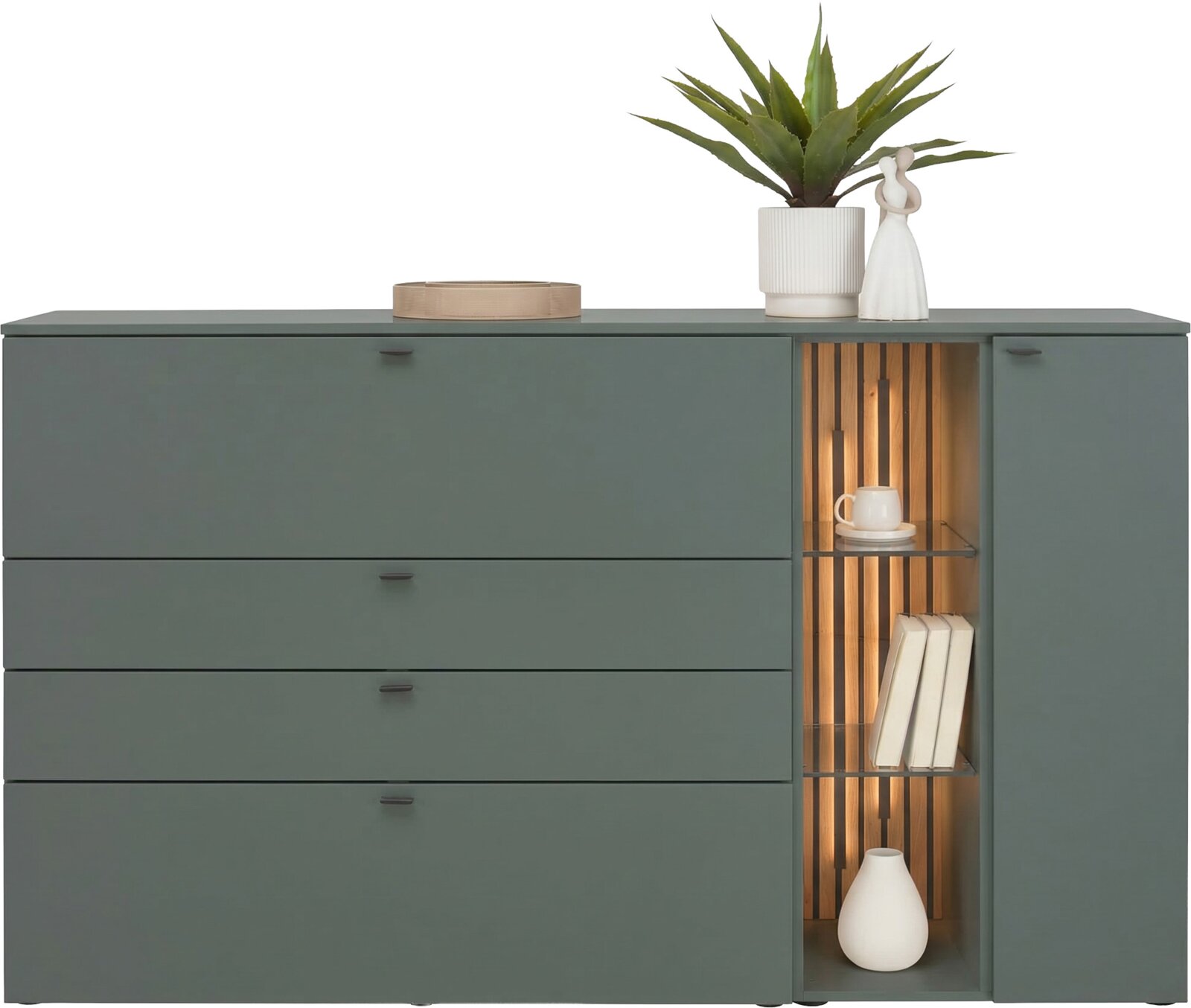 Venjakob Sideboard VANYA Grünes Sideboard/Kommode mit vier Schubladen links und beleuchtetem, offenem Regal mit Holzlamellen und Glasböden rechts, dekoriert mit Pflanze und Figuren, Frontalansicht.