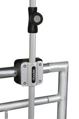 Balkonklammer von vorne, befestigt an einem Metallgeländer mit einem vertikalen Stab.