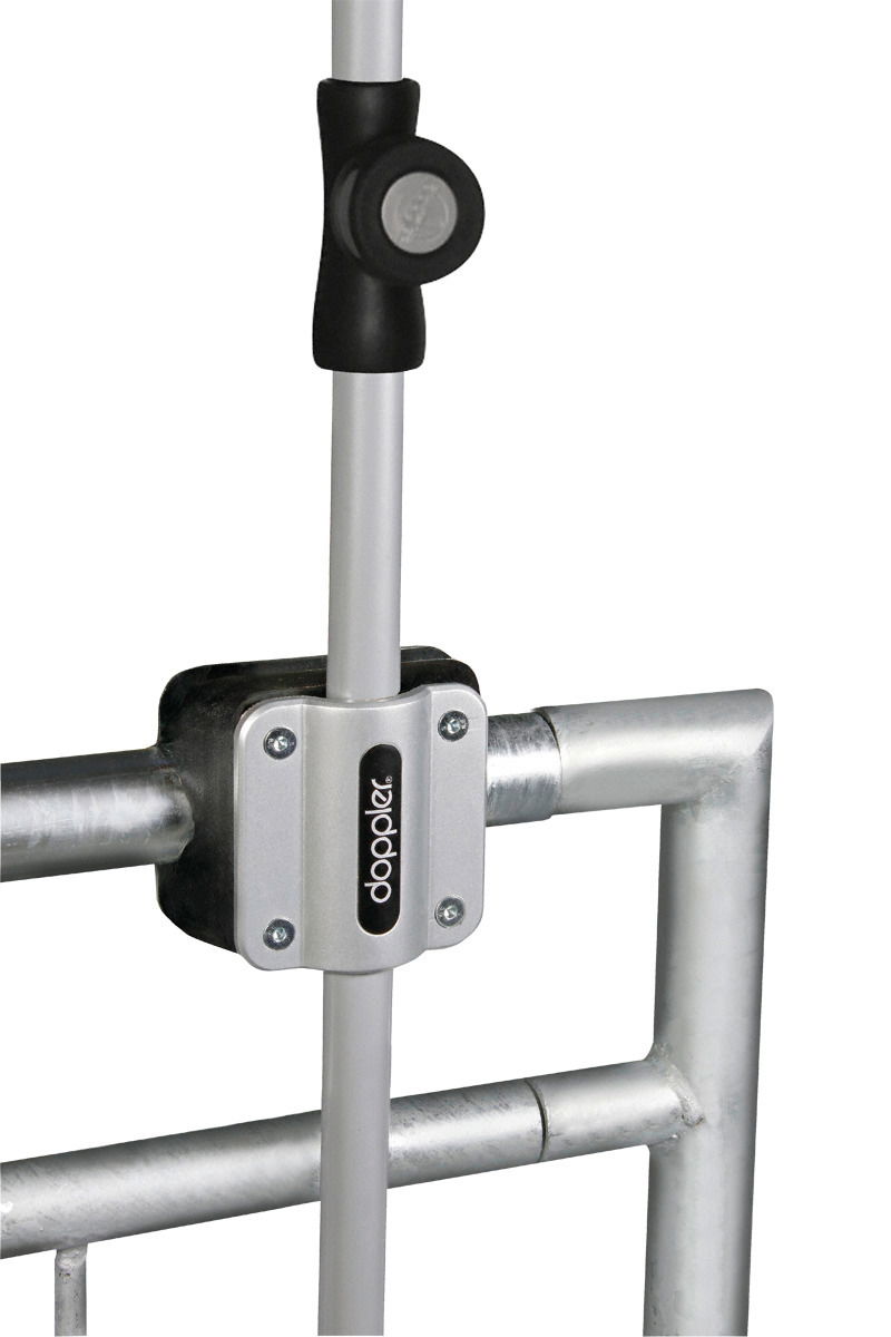 Balkonklammer von vorne, befestigt an einem Metallgeländer mit einem vertikalen Stab.