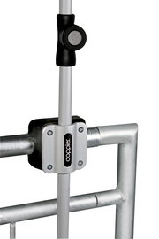 Balkonklammer von vorne, befestigt an einem Metallgeländer mit einem vertikalen Stab.