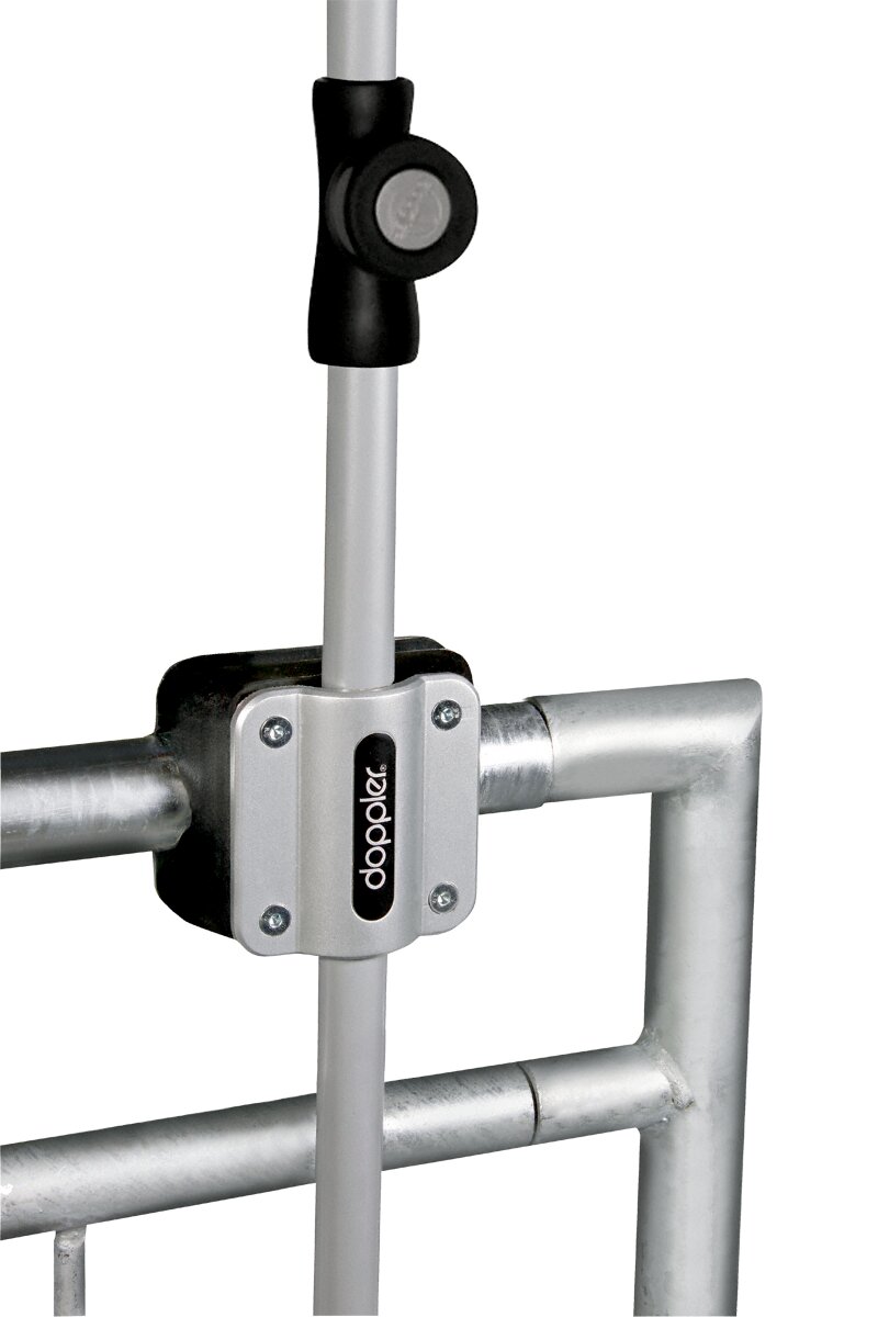 Balkonklammer von vorne, befestigt an einem Metallgeländer mit einem vertikalen Stab.