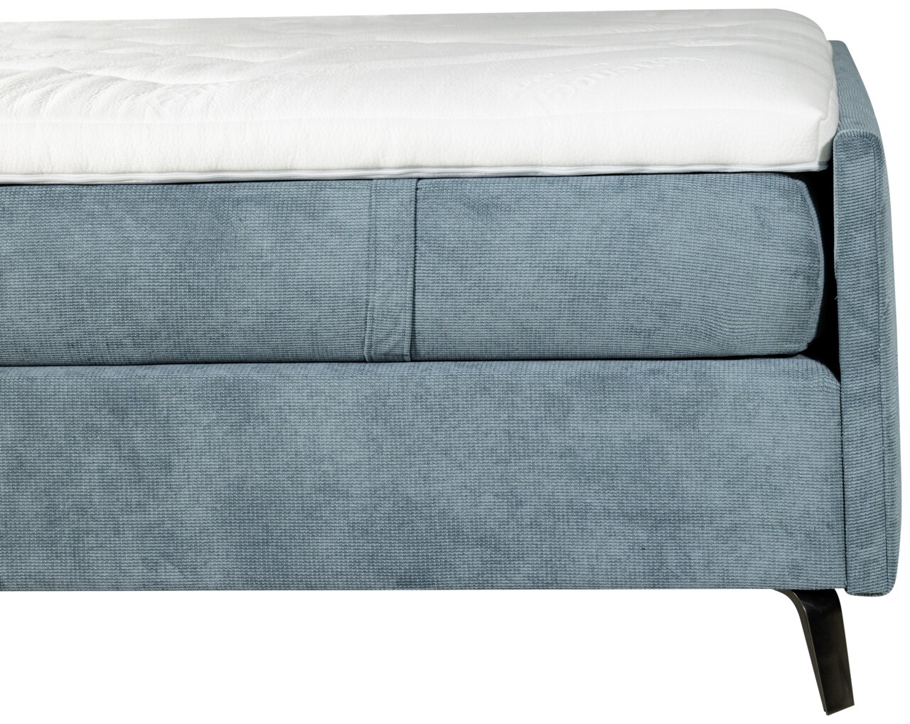 Nahaufnahme eines blauen Boxspringbetts mit weißem Topper, seitliche Perspektive
