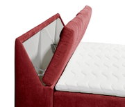 Rotes Boxspringbett mit geöffnetem Stauraum, seitliche Perspektive