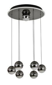 Moderne LED-Pendelleuchte mit sieben kugelförmigen Lampen, hängend von einer runden Deckenplatte, seitliche Perspektive.