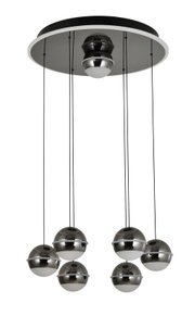Moderne LED-Pendelleuchte mit sieben kugelförmigen Lampen, hängend von einer runden Deckenplatte, seitliche Perspektive.
