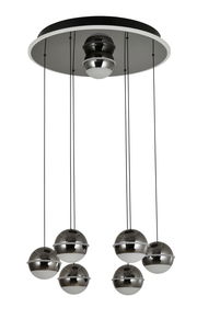 Moderne LED-Pendelleuchte mit sieben kugelförmigen Lampen, hängend von einer runden Deckenplatte, seitliche Perspektive.