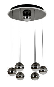 Moderne LED-hanglamp met zeven bolvormige lampen, hangend aan een ronde plafondplaat, gezien vanaf de zijkant.