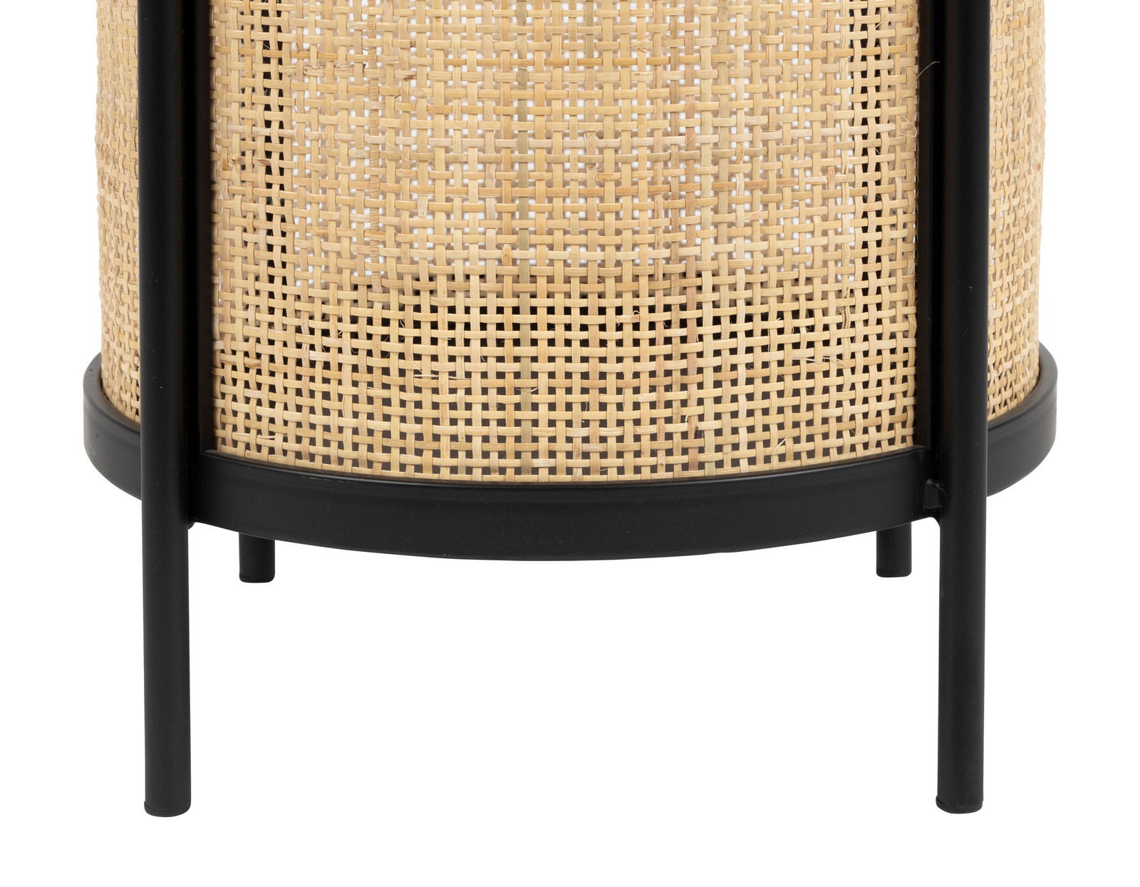 Nahaufnahme eines Beistelltisches mit schwarzem Metallrahmen und geflochtenem Rattan-Design, seitliche Perspektive