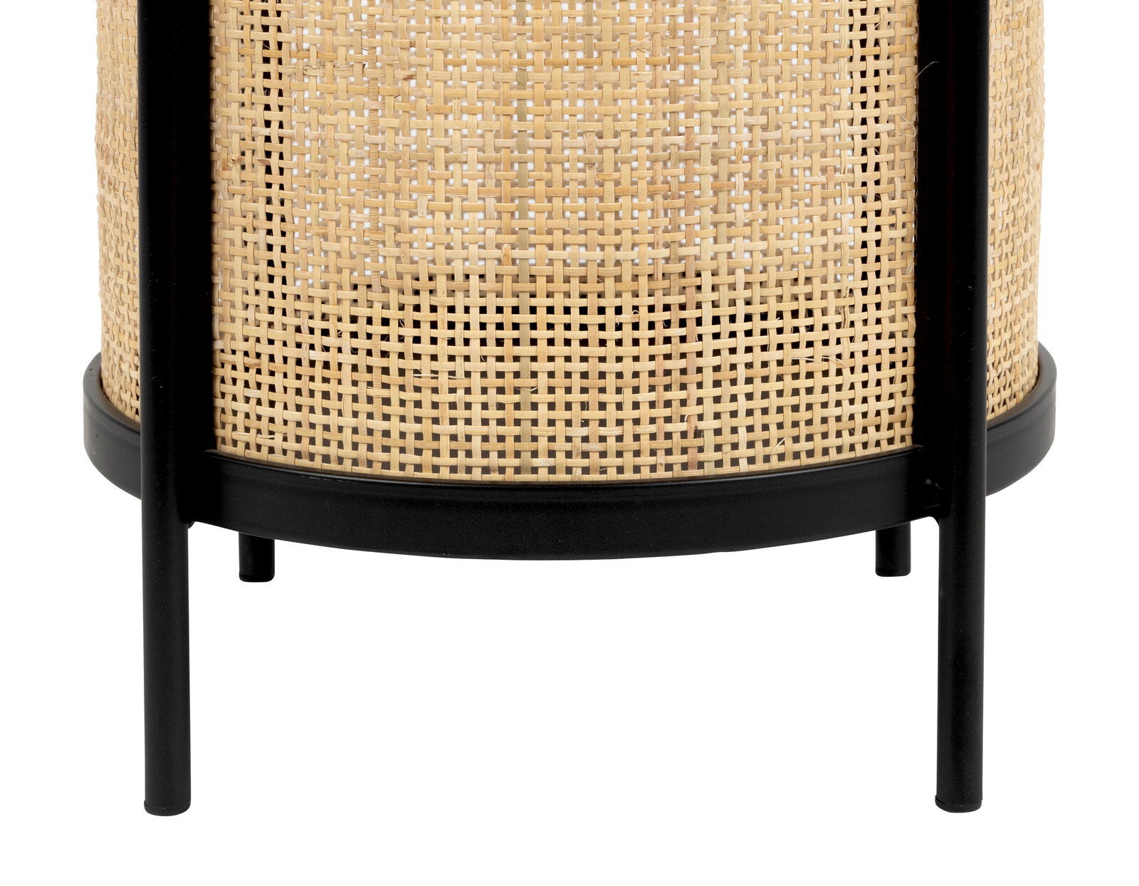 Nahaufnahme eines Beistelltisches mit schwarzem Metallrahmen und geflochtenem Rattan-Design, seitliche Perspektive