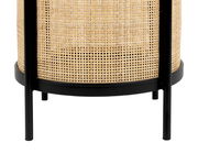 Nahaufnahme eines Beistelltisches mit schwarzem Metallrahmen und geflochtenem Rattan-Design, seitliche Perspektive