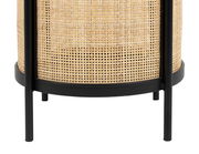 Nahaufnahme eines Beistelltisches mit schwarzem Metallrahmen und geflochtenem Rattan-Design, seitliche Perspektive