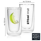 Zwei doppelwandige Gläser von Moritz & Moritz, eines gefüllt mit sprudelndem Wasser und einer Limettenscheibe, aus der Seitenperspektive. Kapazität: 270 ml, Höhe: ca. 13,5 cm, Durchmesser: ca. 7,2 cm.
