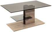 Moderne salontafel met glazen blad en houten details, zijaanzicht