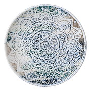 Runde Keramikplatte mit detailliertem, mandalaartigem Muster in Blau- und Grüntönen, von oben betrachtet.