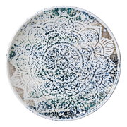 Runde Keramikplatte mit detailliertem, mandalaartigem Muster in Blau- und Grüntönen, von oben betrachtet.