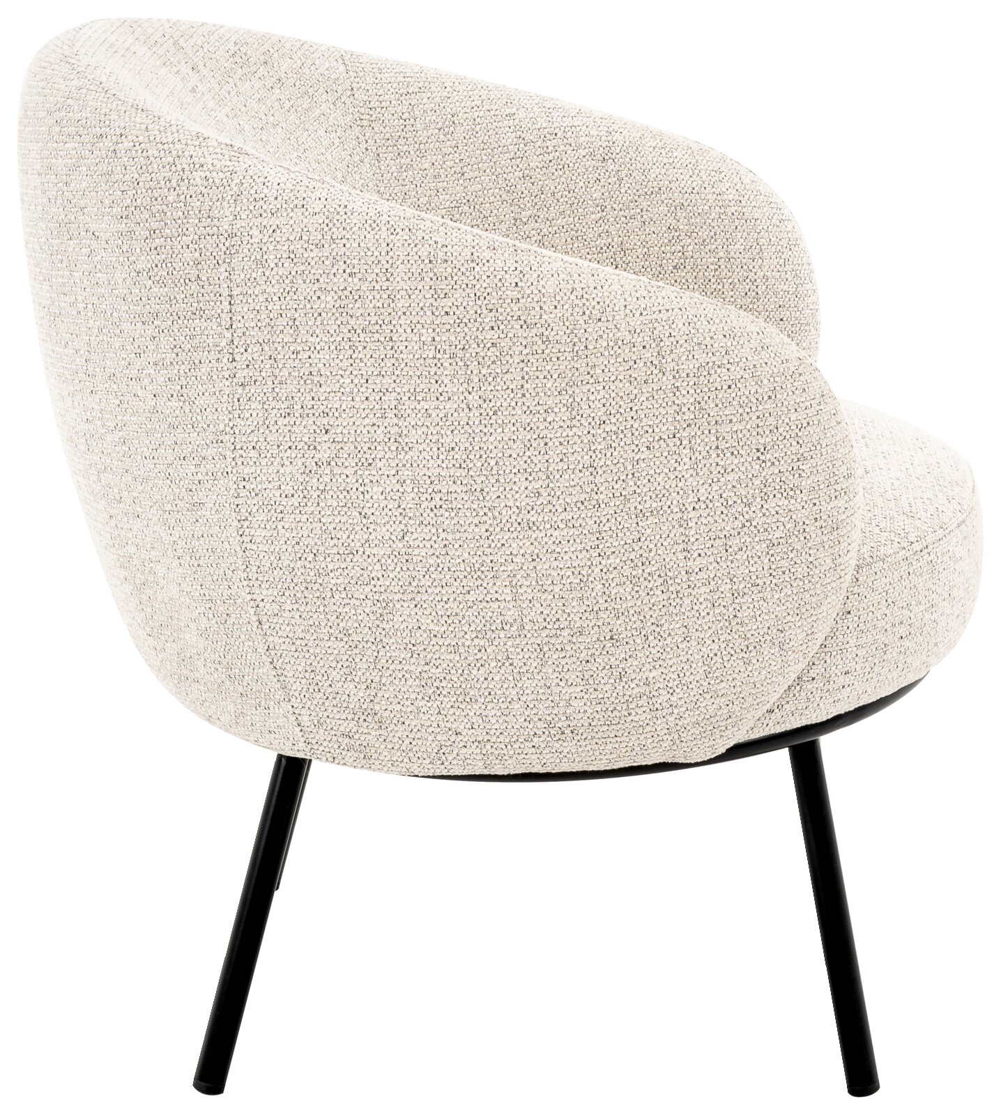 Gepolsterter Lounge-Sessel mit hellbeigem, grob gewebtem Stoffbezug und schwarzen Metallbeinen, seitliche Ansicht leicht von hinten auf weißem Hintergrund