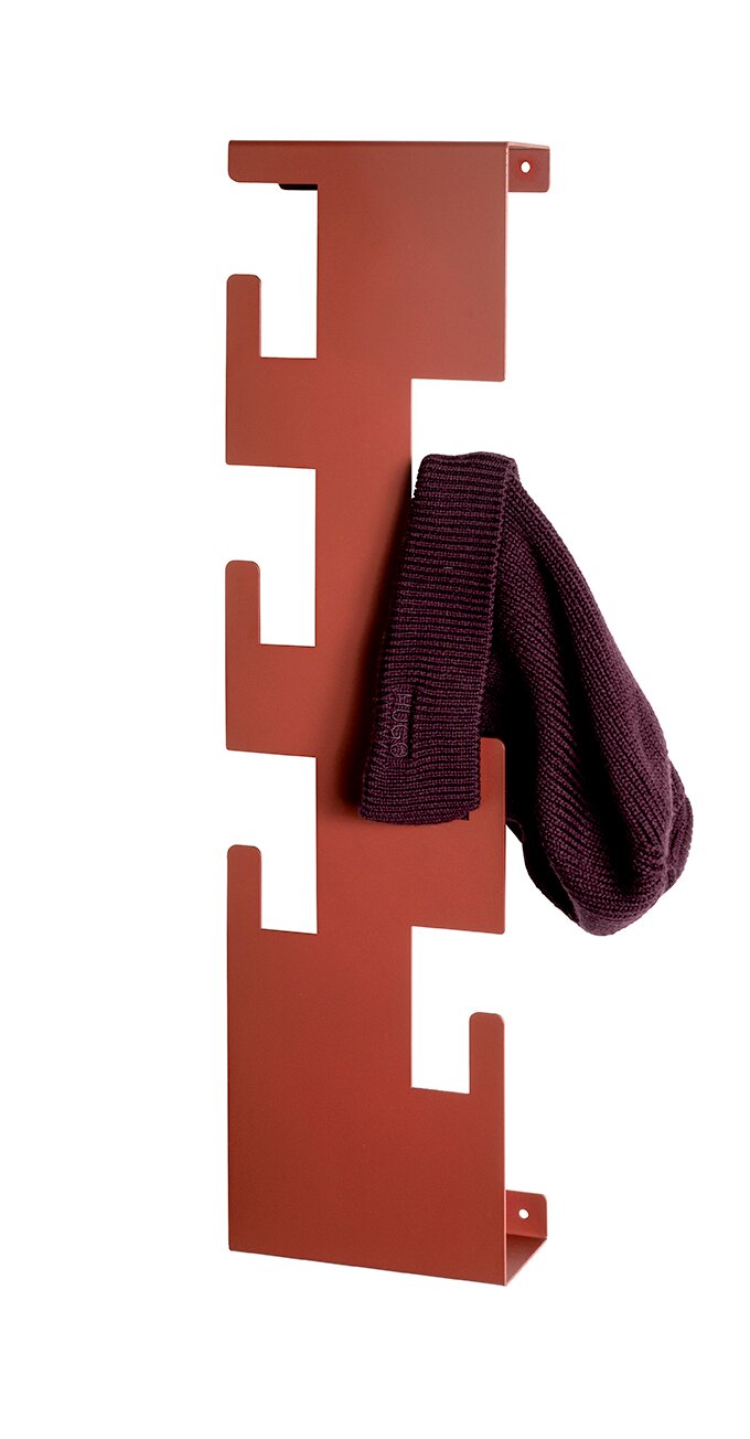 Roter, wandmontierter Metall-Garderobenhaken/Jackenhalter mit mehreren Haken, frontal in leichter Seitenperspektive fotografiert, mit aufgehängtem violettem Strickschal vor weißem Hintergrund