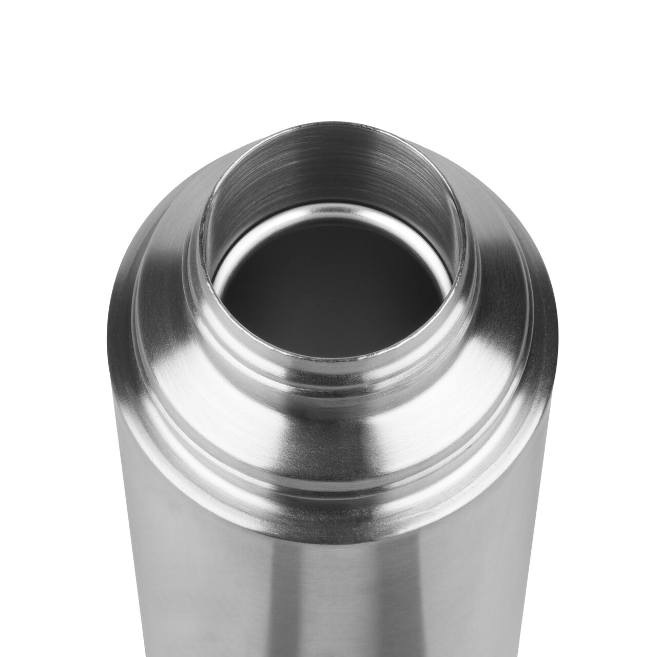 Nahaufnahme der Öffnung einer silbernen Isolierflasche aus Edelstahl, von oben betrachtet.