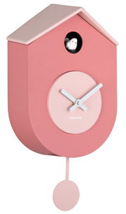 Rosa Wanduhr in Form eines Vogelhäuschens mit Pendel und kleinem Vogel, seitliche Perspektive