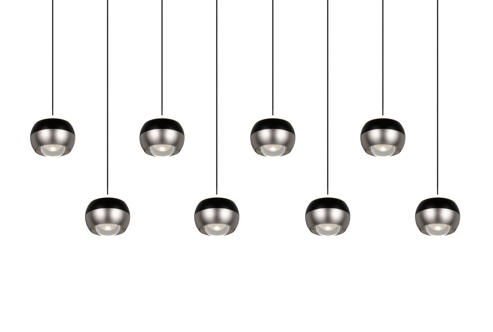 Moderne Pendelleuchte mit mehreren kugelförmigen Lampenschirmen aus Metall, von unten betrachtet.