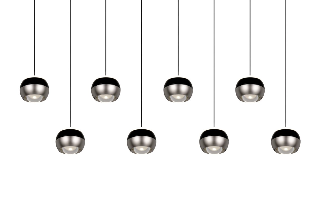 Moderne hanglamp met meerdere bolvormige lampenkappen van metaal, gezien van onderaf.