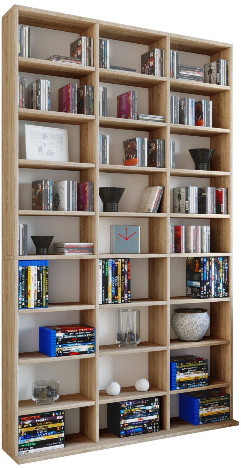 Großes offenes Regal/Bücherregal aus hellem Holzdekor mit vielen Fächern, bestückt mit Büchern und DVDs sowie Deko, freigestellt auf Weiß, frontal in leichter Schrägansicht von links.