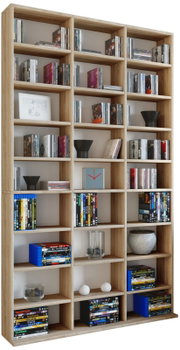 Großes offenes Regal/Bücherregal aus hellem Holzdekor mit vielen Fächern, bestückt mit Büchern und DVDs sowie Deko, freigestellt auf Weiß, frontal in leichter Schrägansicht von links.