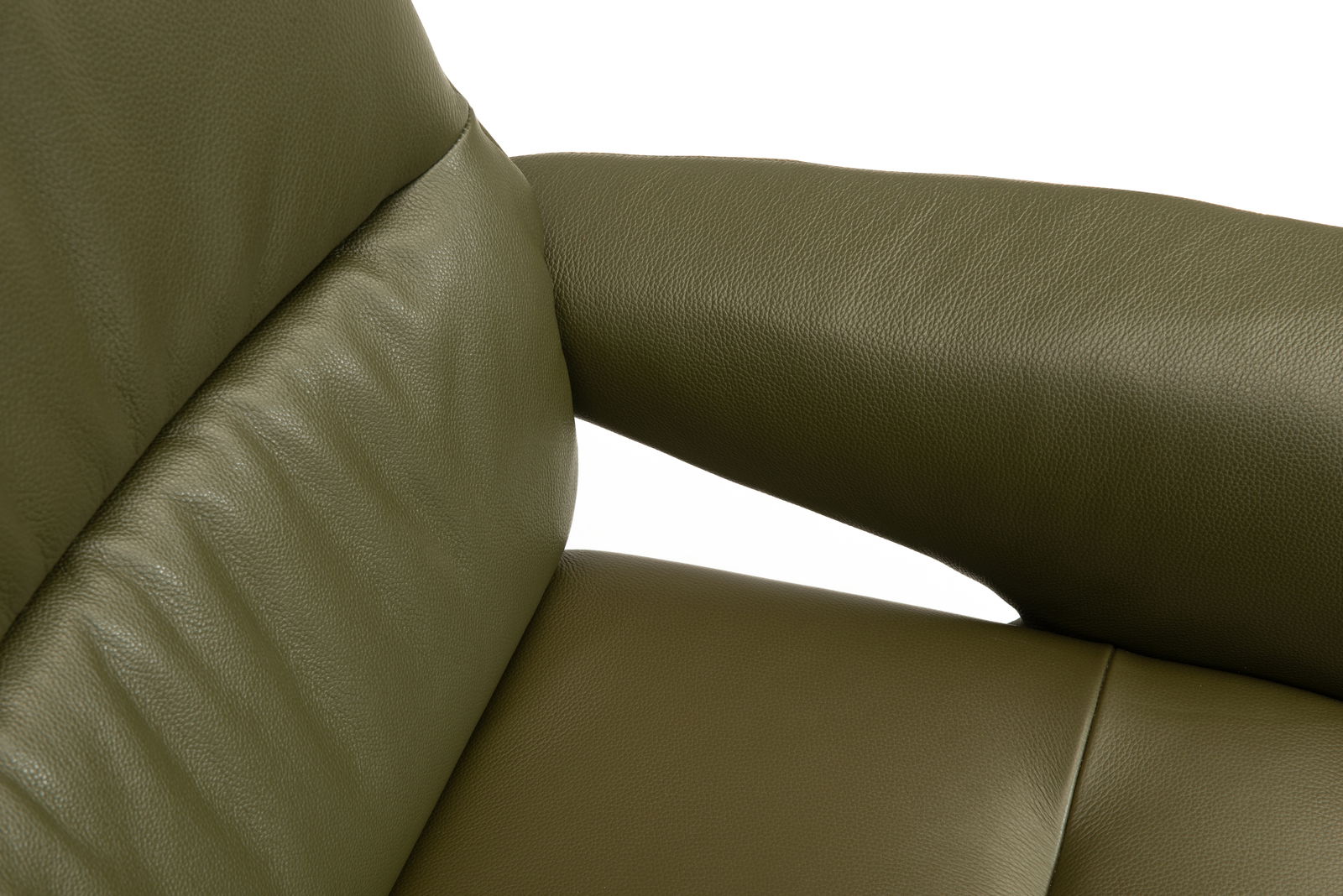 Nahaufnahme eines grünen Relaxsessels aus Leder, Fokus auf Armlehne und Sitzfläche, seitliche Perspektive.