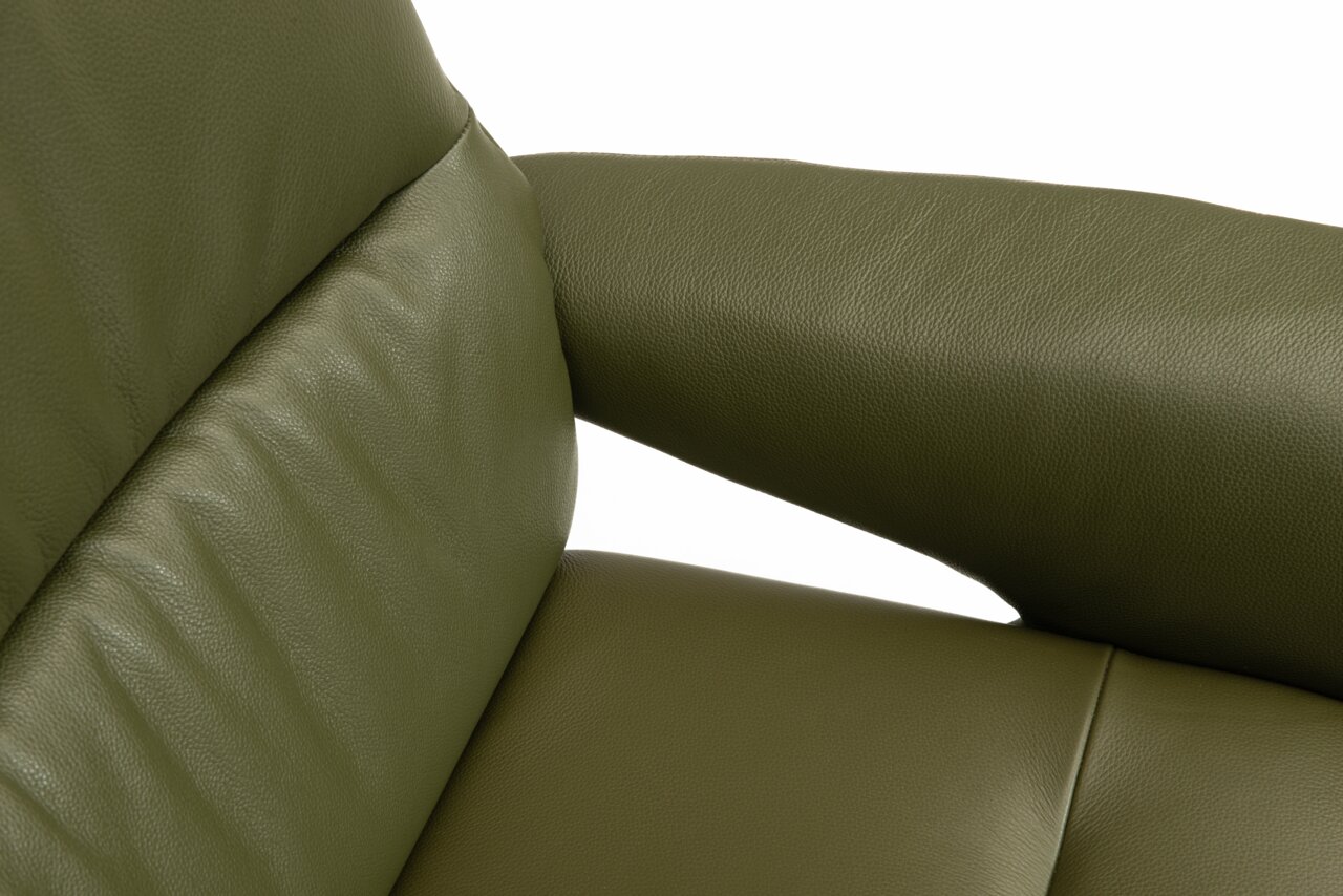 Welnova Relaxfauteuil 8102 SLIMLINE 2.0 Close-up van een groene lederen relaxfauteuil, met de nadruk op de armleuning en de zitting, gezien vanuit de zijkant.