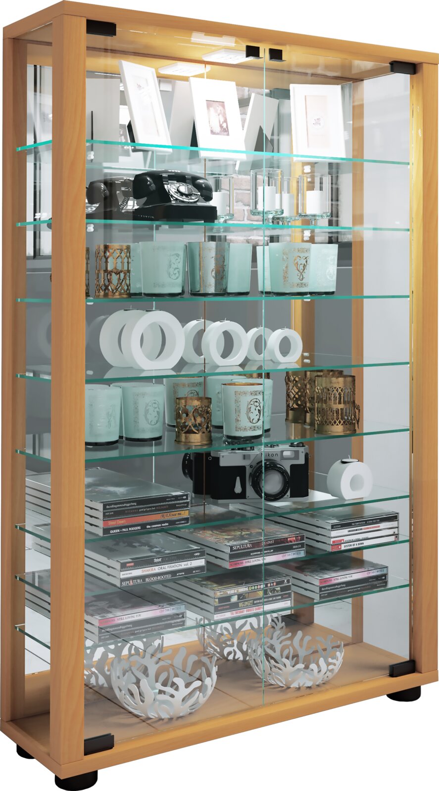 Holz-Glasvitrine mit mehreren Glasböden und transparenten Glastüren, gefüllt mit Dekoartikeln, von schräg vorne in leichter Seitenansicht aufgenommen