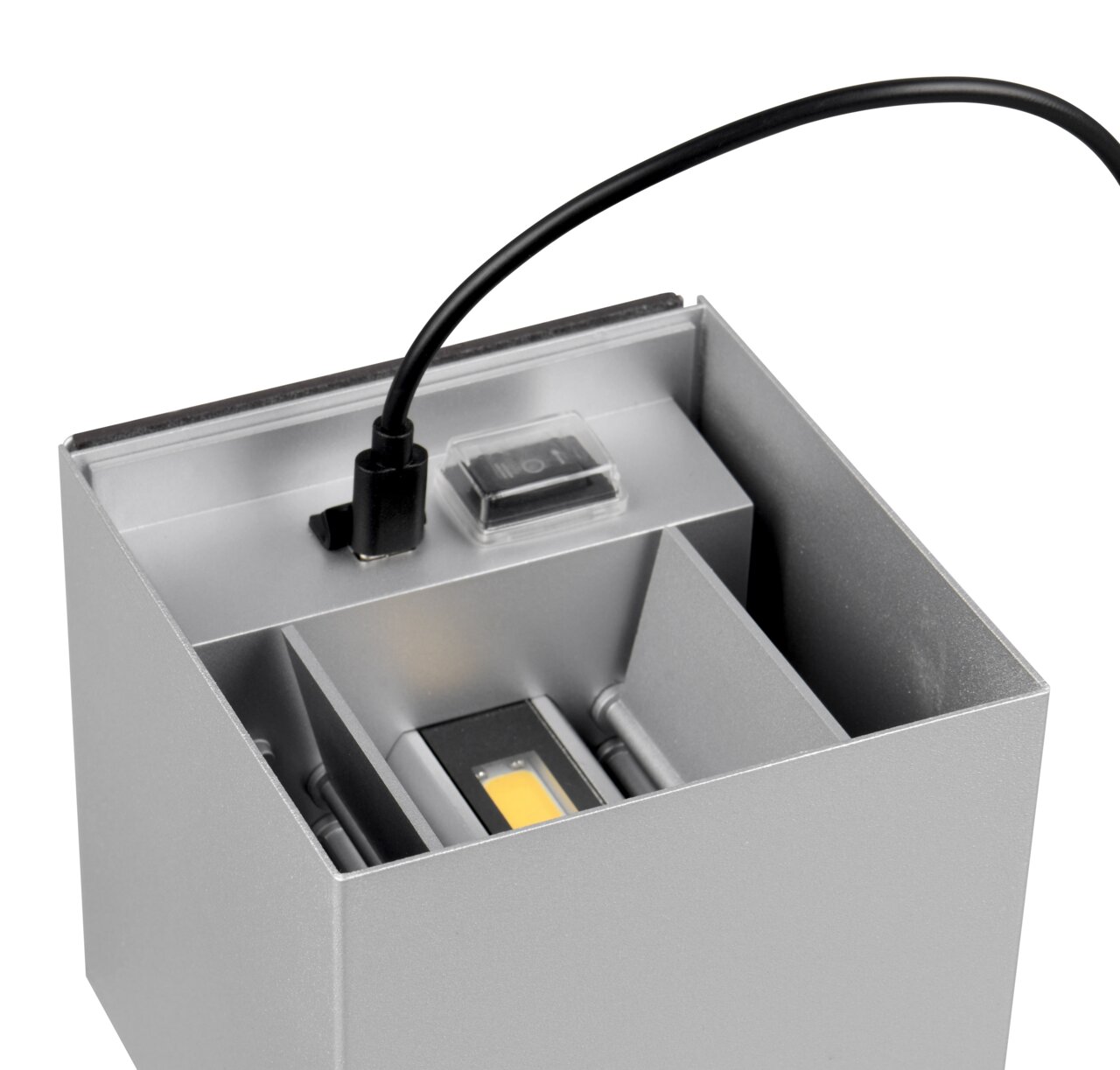 Nahaufnahme einer silbernen Akku-Wandleuchte TALENT mit USB-Ladekabel und Schalter.