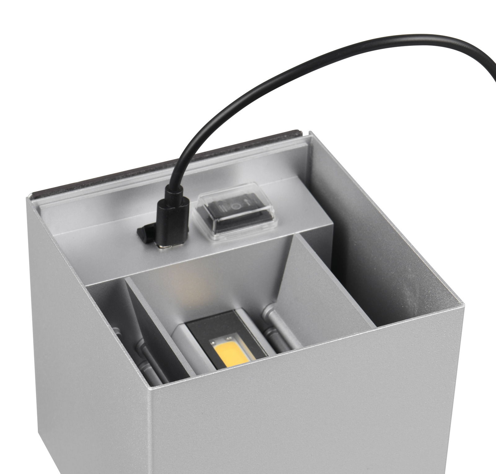 Nahaufnahme einer silbernen Akku-Wandleuchte TALENT mit USB-Ladekabel und Schalter.