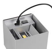 Nahaufnahme einer silbernen Akku-Wandleuchte TALENT mit USB-Ladekabel und Schalter.