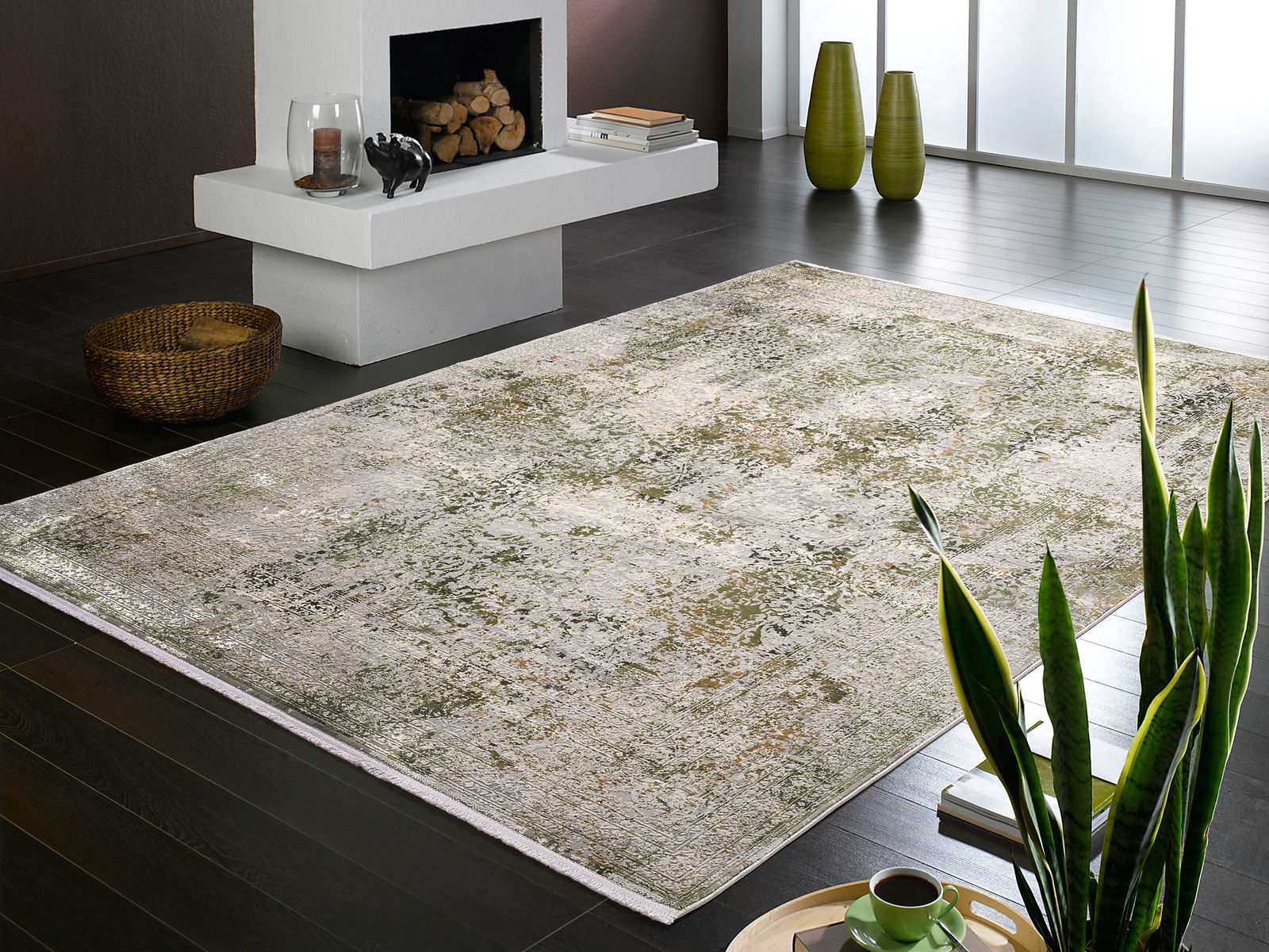Designer Teppich in einem modernen Wohnzimmer mit Kamin, Pflanzen und dunklem Holzboden, aus einer leicht erhöhten Perspektive fotografiert.