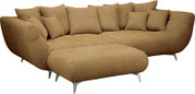 Beige stoffen hoekbank met chaise longue links, meerdere sierkussens en slanke metalen poten, getoond in schuin vooraanzicht op witte achtergrond
