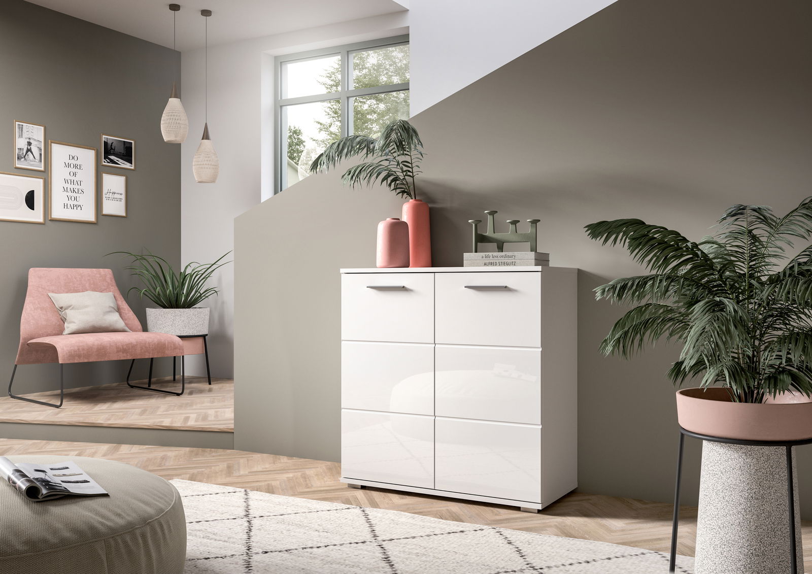 MID.YOU Kommode PREGO Weiße Kommode mit vier Schubladen, dekoriert mit Vasen und Büchern, in einem modernen Wohnzimmer mit Pflanzen und einem rosa Stuhl, seitliche Perspektive.