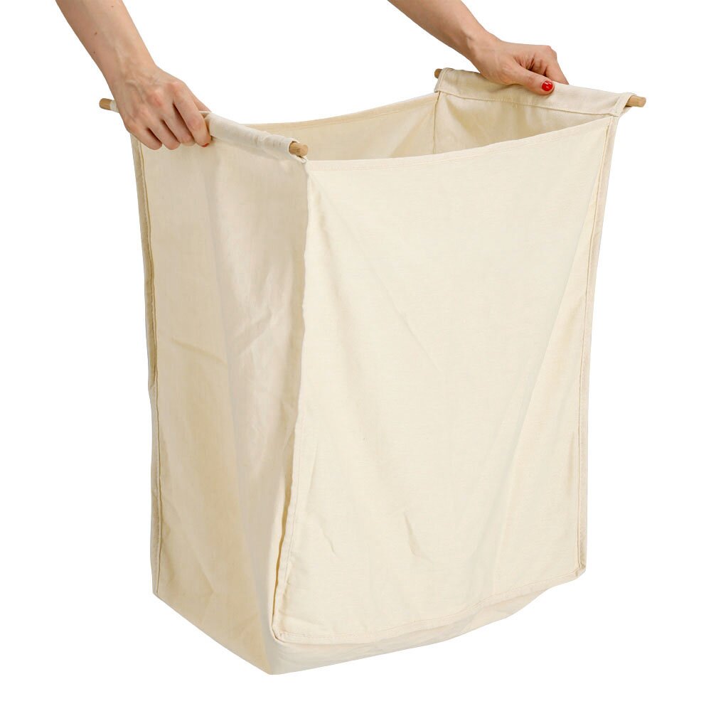 Wäschesammler aus Bambus mit Stoffbezug, von oben gehalten