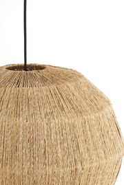 Hängeleuchte aus natürlichem Material mit geflochtenem Design, seitliche Perspektive