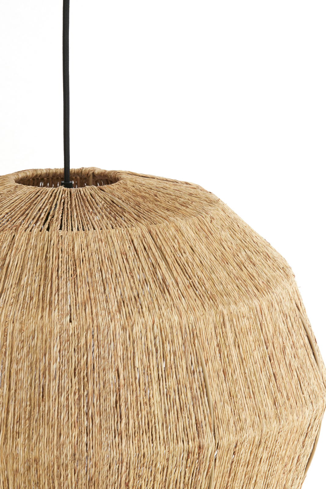 Hängeleuchte aus natürlichem Material mit geflochtenem Design, seitliche Perspektive